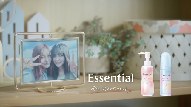 『エッセンシャル プレミアム バリアシャンプー&コンディショナー スパークルモイスト』CM場面写真