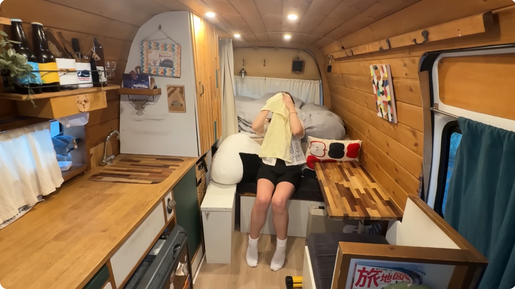 車中泊系女子、灼熱の車内でもトレーニングの画像