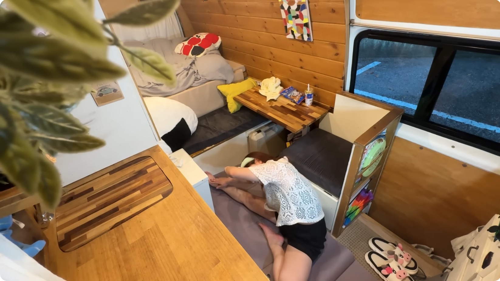 車中泊系女子、灼熱の車内でもトレーニングの画像