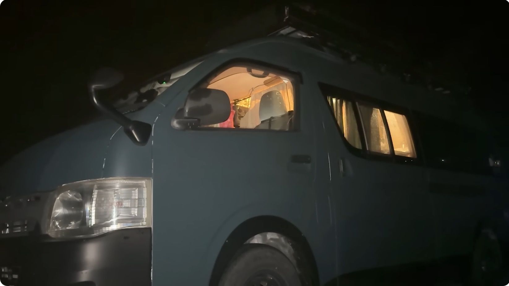 車中泊系女子、灼熱の車内でもトレーニングの画像