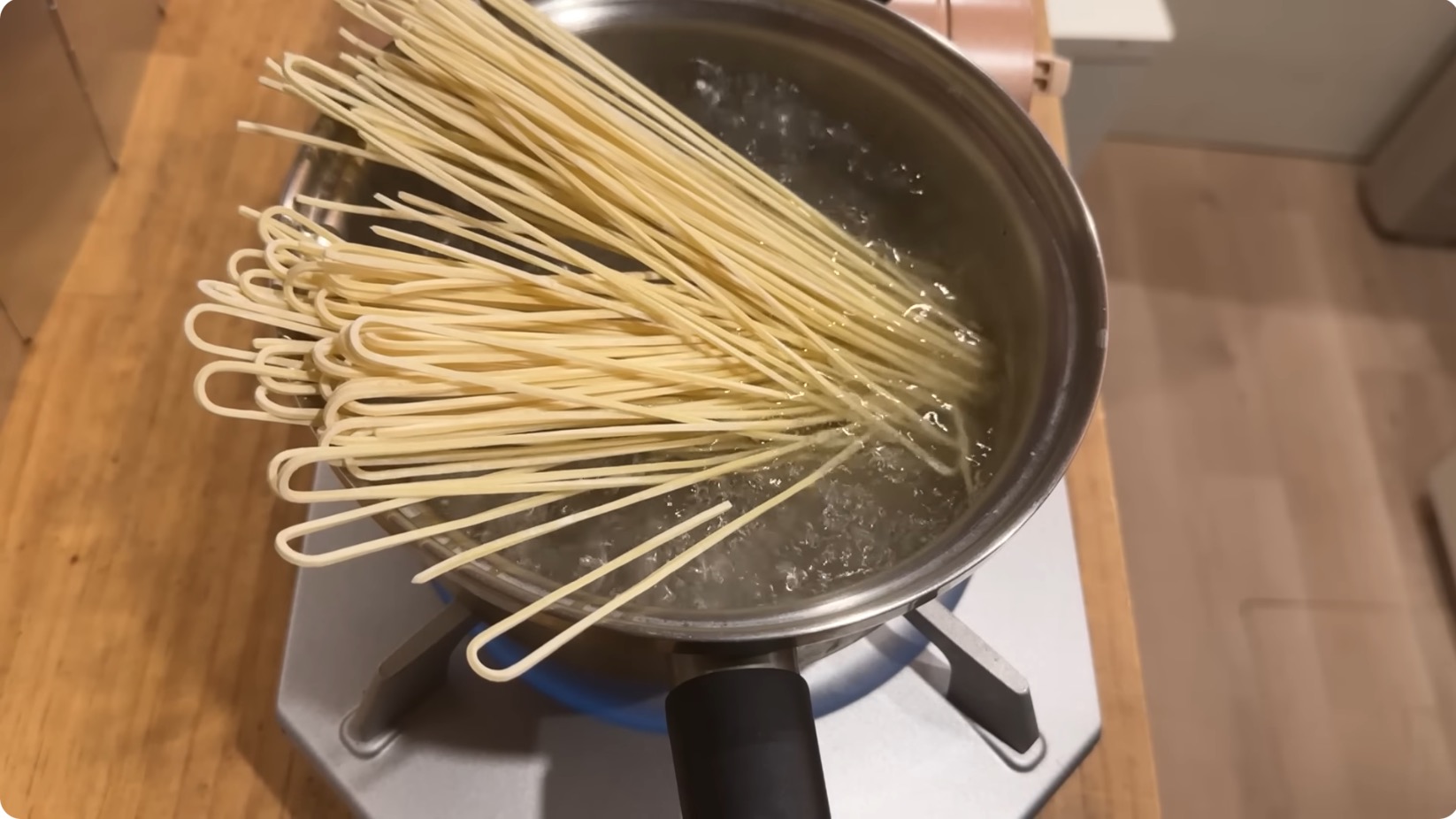 車中泊系女子、灼熱の車内でもトレーニングの画像