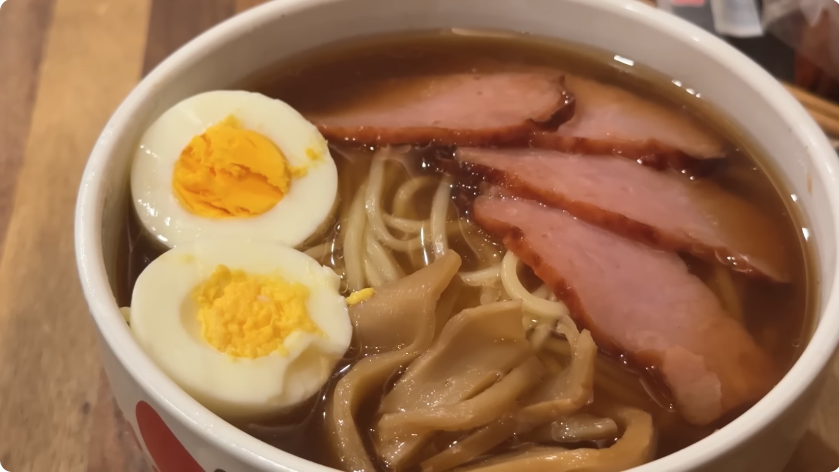 車中泊系女子、灼熱の車内でもトレーニングの画像