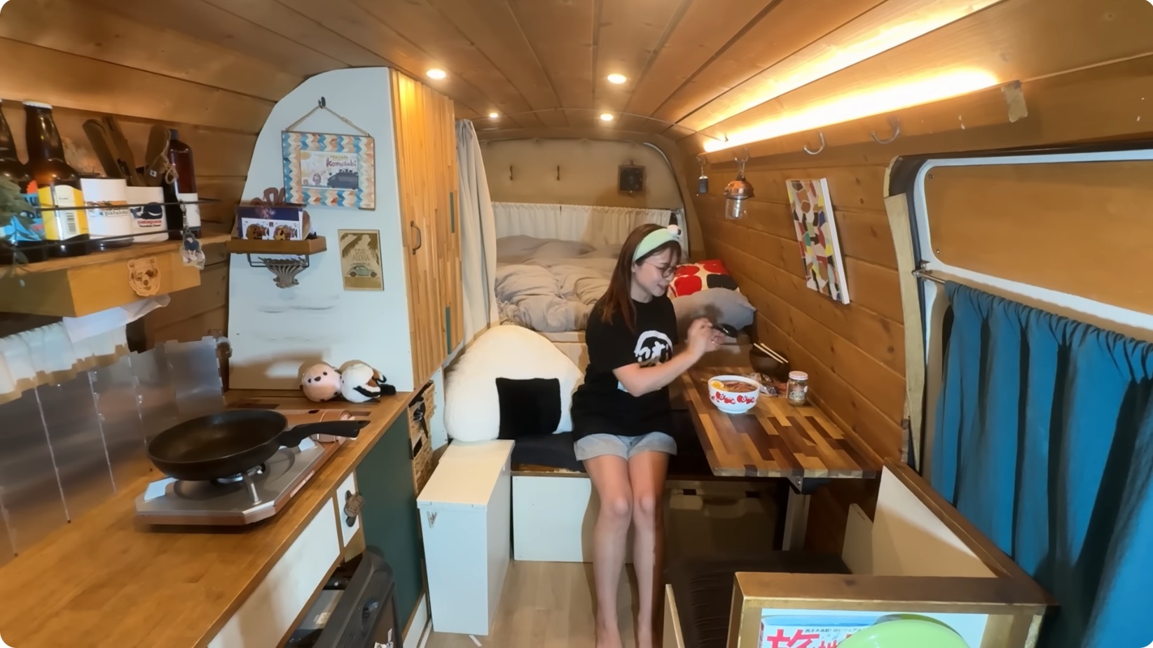 車中泊系女子、灼熱の車内でもトレーニングの画像