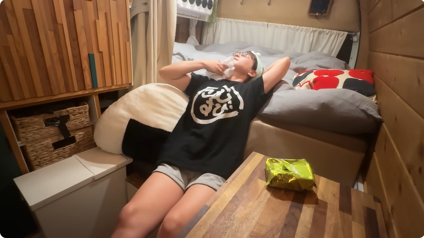 車中泊系女子、灼熱の車内でもトレーニングの画像