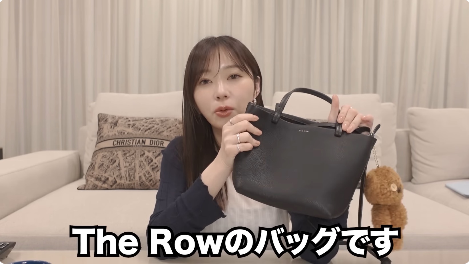 指原莉乃、愛用カバンの中身を紹介の画像