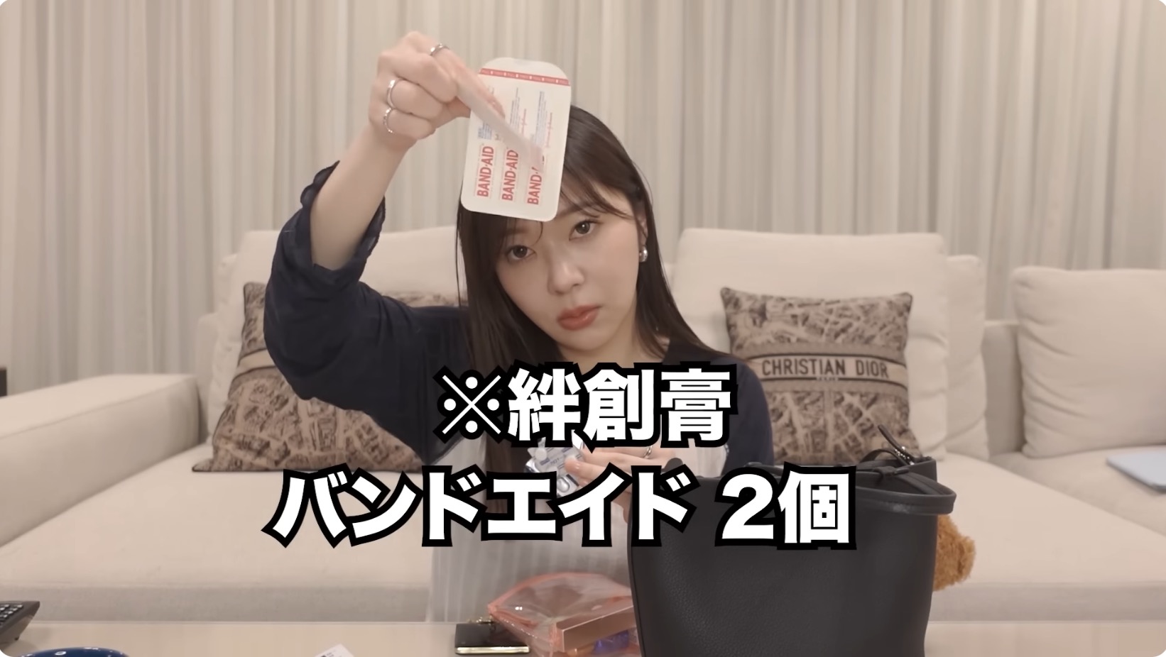 指原莉乃、愛用カバンの中身を紹介の画像