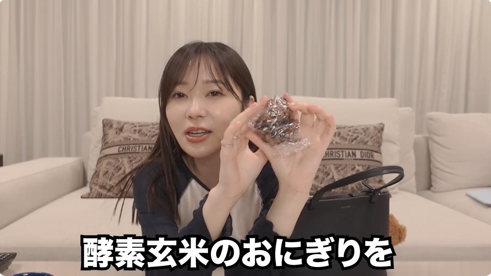 指原莉乃、愛用カバンの中身を紹介の画像