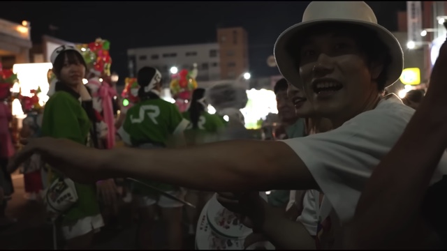 『青森ねぶた祭』を見て大興奮する松山ケンイチ