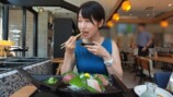 富山の地酒を堪能する女性YouTube r・mii