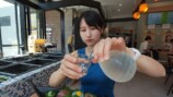 富山の地酒を堪能する女性YouTube r・mii