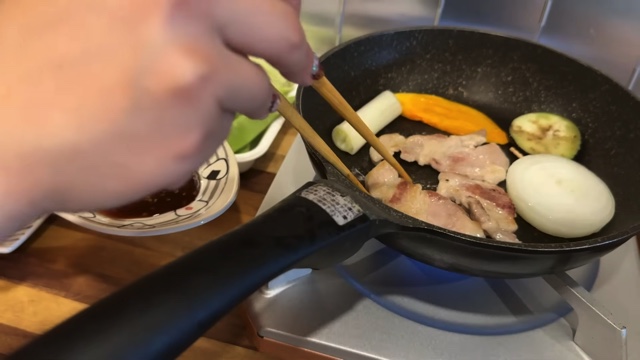 ハイエースで焼肉と晩酌を楽しむこむすび