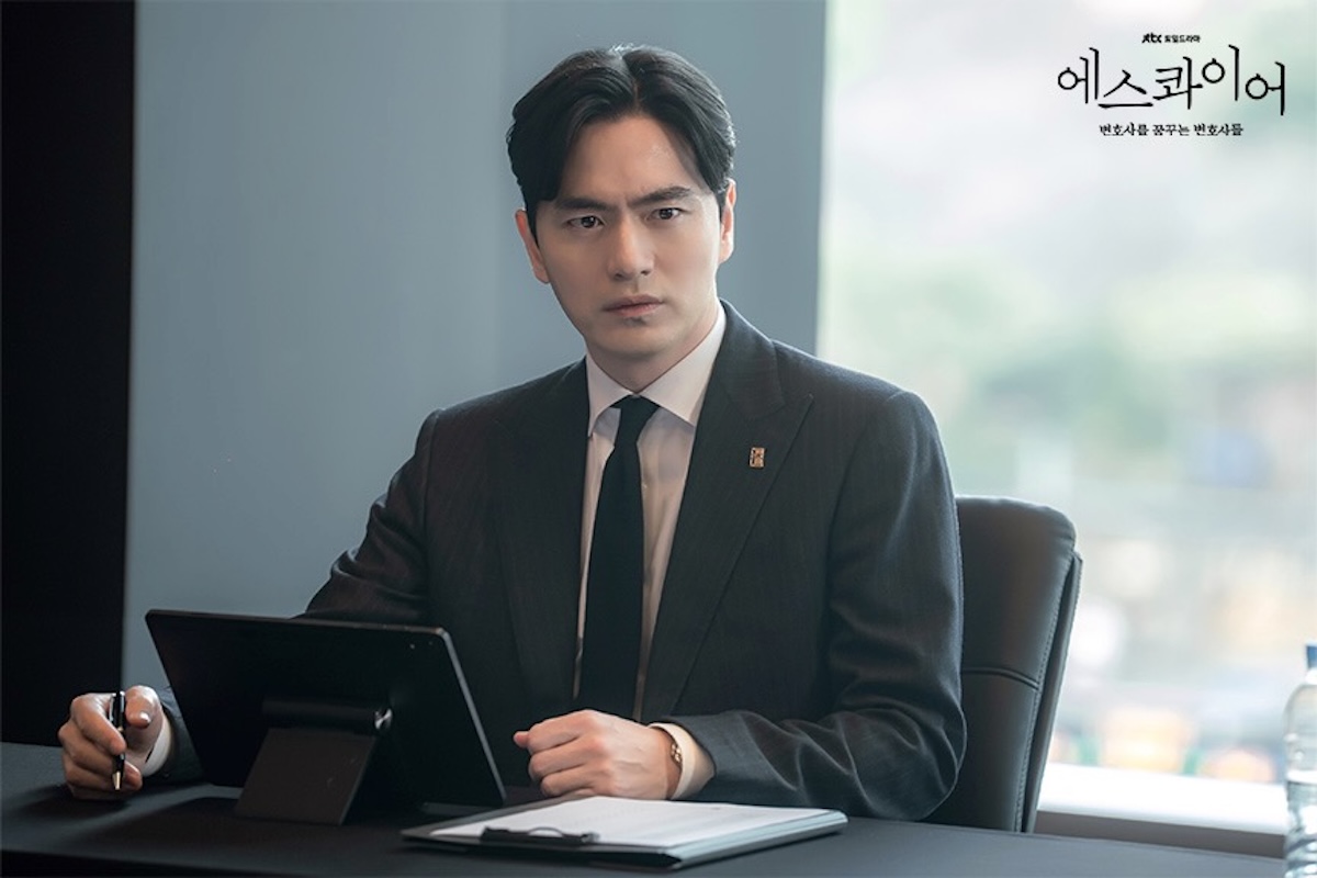 イ・ジヌクが体現する冷徹さと温かみ