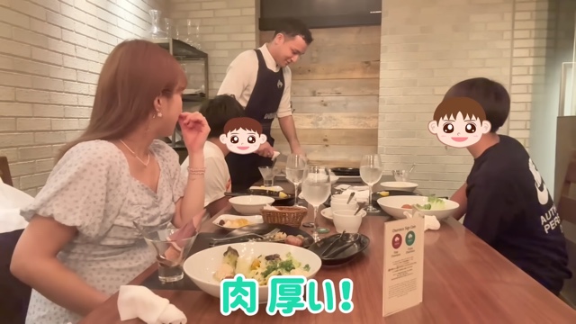 シュラスコ専門店『バルバッコア』と満喫する辻希美と息子2人