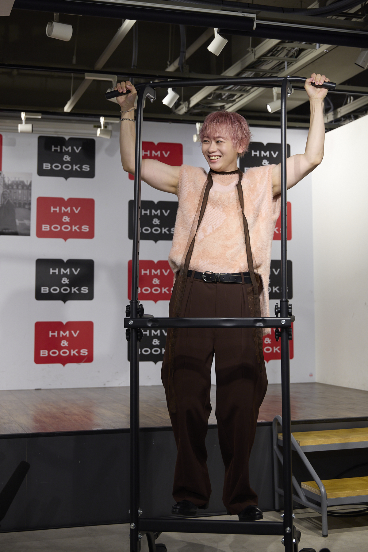 超特急シューヤ写真集イベントで懸垂披露の画像