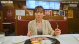 『ジャッキーステーキハウス』でステーキを食べる福原遥