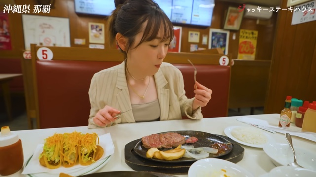 『ジャッキーステーキハウス』でステーキを食べる福原遥