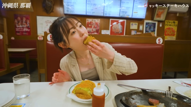 『ジャッキーステーキハウス』でステーキを食べる福原遥