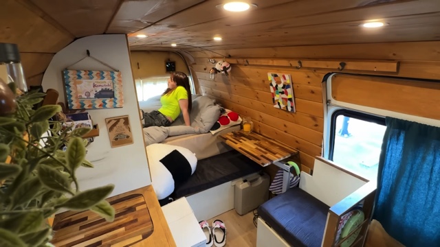 ハイエースで晩酌をするこむすびチャンネル