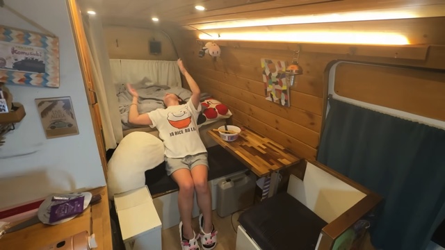 ハイエースで晩酌をするこむすびチャンネル