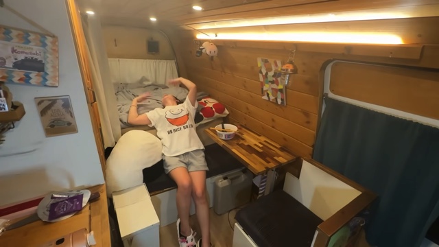 ハイエースで晩酌をするこむすびチャンネル