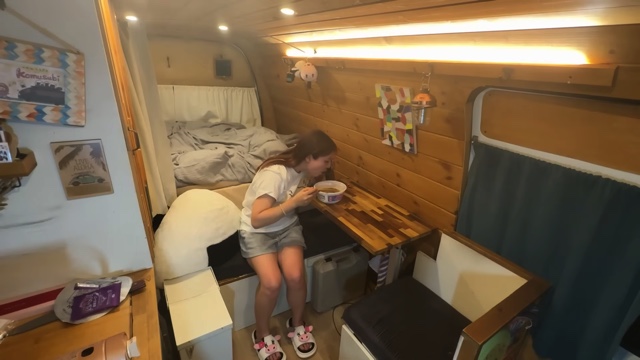 ハイエースで晩酌をするこむすびチャンネル