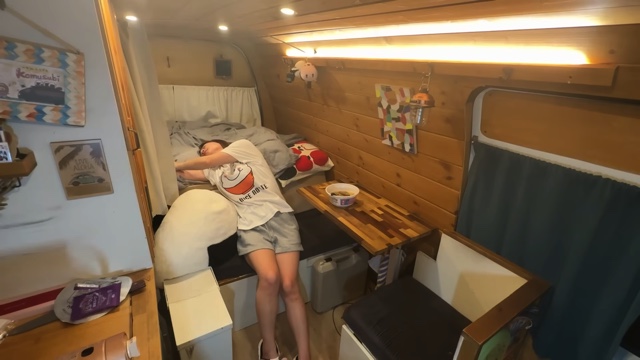 ハイエースで晩酌をするこむすびチャンネル