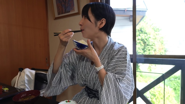 長野の宿を満喫する旅系YouTuber・mii
