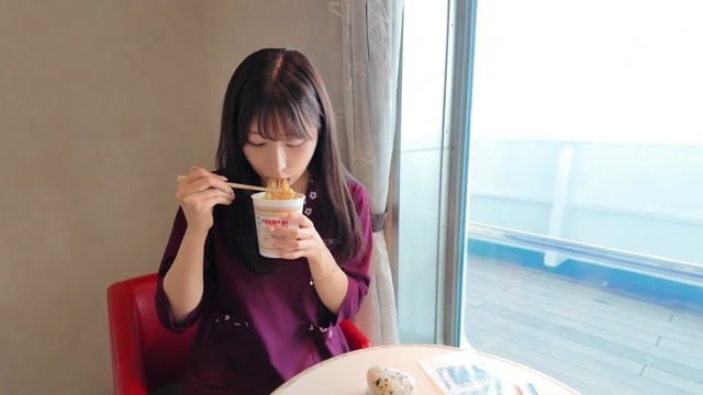 マルエーフェリー「波之上」で船酔いと戦う鈴木優香