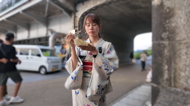 浴衣姿で花火大会を楽しむあま猫