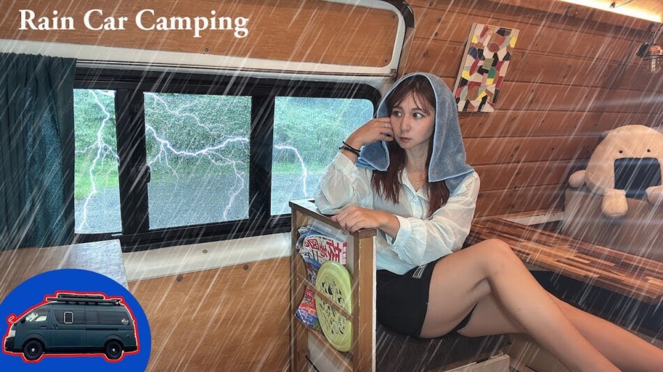 車中泊系女子、びしょ濡れ姿で観光地巡り