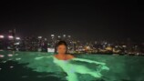 シンガポールでナイトプールを満喫する仲里依紗