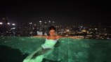 シンガポールでナイトプールを満喫する仲里依紗
