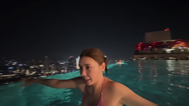 シンガポールでナイトプールを満喫する仲里依紗