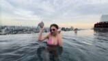 シンガポールでナイトプールを満喫する仲里依紗
