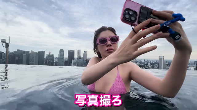 シンガポールでナイトプールを満喫する仲里依紗
