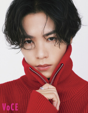 THE RAMPAGE 川村壱馬、“赤壱馬”と“黒壱馬”2パターンのコーデを披露　『VOCE』10月号表紙に登場