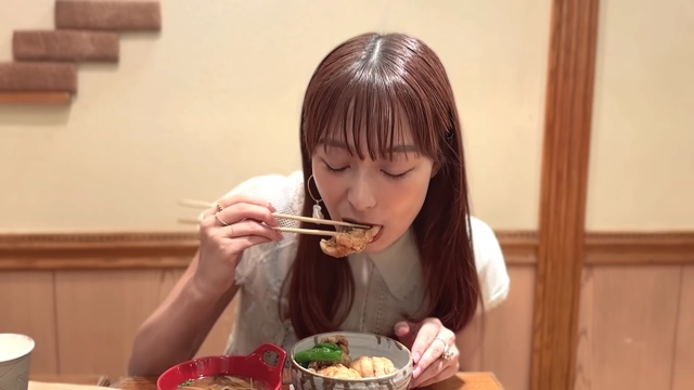 定食を頬張る宇垣美里