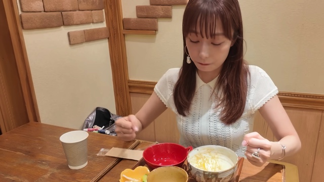 定食を頬張る宇垣美里