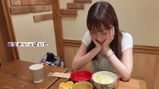 定食を頬張る宇垣美里