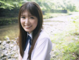 乃木坂46 小川彩、夏の川辺で制服姿を披露の画像