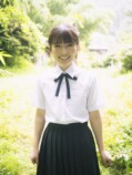 乃木坂46 小川彩、夏の川辺で制服姿を披露の画像