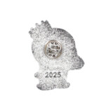 王冠を被ったドラえもんのぬいぐるみの画像