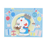 王冠を被ったドラえもんのぬいぐるみの画像