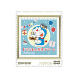 王冠を被ったドラえもんのぬいぐるみの画像