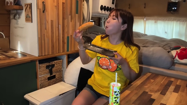 ハイエースのなかで筋トレをするこむすび