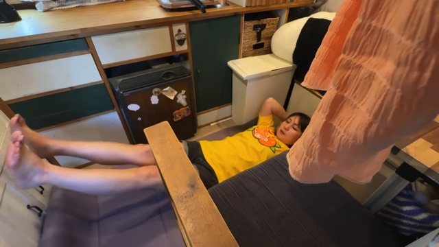 ハイエースのなかで筋トレをするこむすび