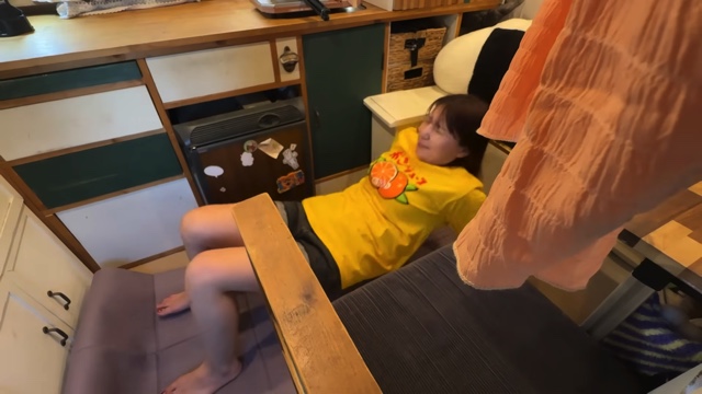 ハイエースのなかで筋トレをするこむすび