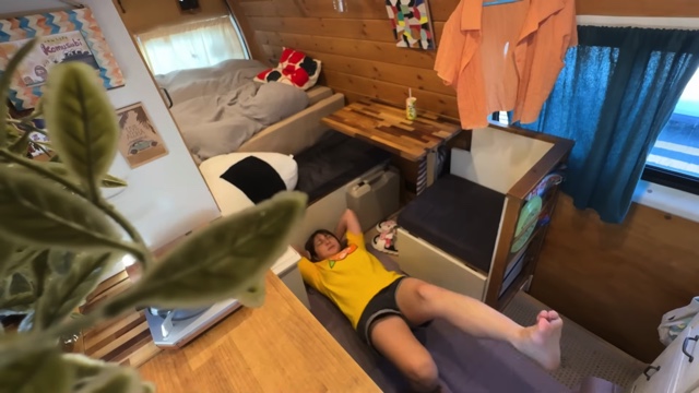 ハイエースのなかで筋トレをするこむすび