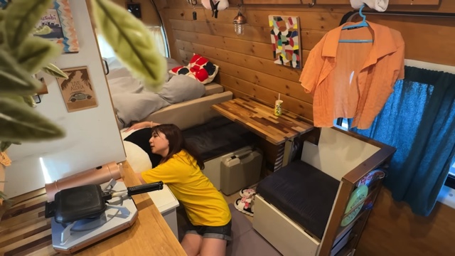 ハイエースのなかで筋トレをするこむすび