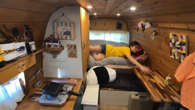 ハイエースのなかで筋トレをするこむすび